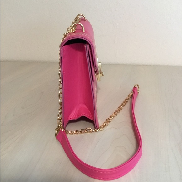 NWOT Adorable Barbie Pink Faux Leather Crossbody Bag Gold Chain & Bag Charm - Picture 5 of 9